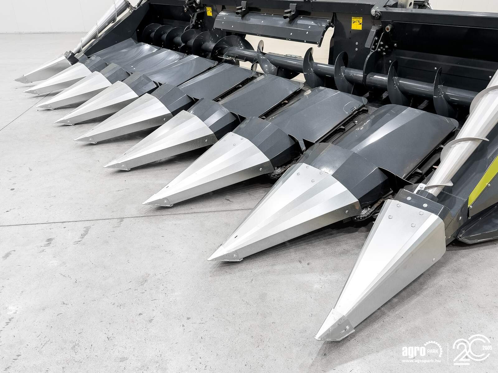 Schneidwerk от тип Tecnomais TMRP4 8R-F UNUSED 8 row (75 cm), foldable corn header, for Claas Tucano and Lexion combines, Gebrauchtmaschine в Csengele (Снимка 10)