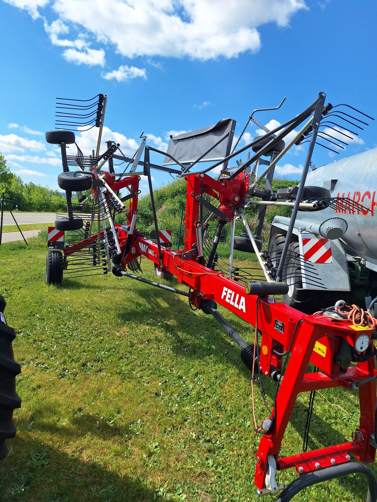 Schwader des Typs Agco TS 1401, Neumaschine in Nittenau (Bild 1)