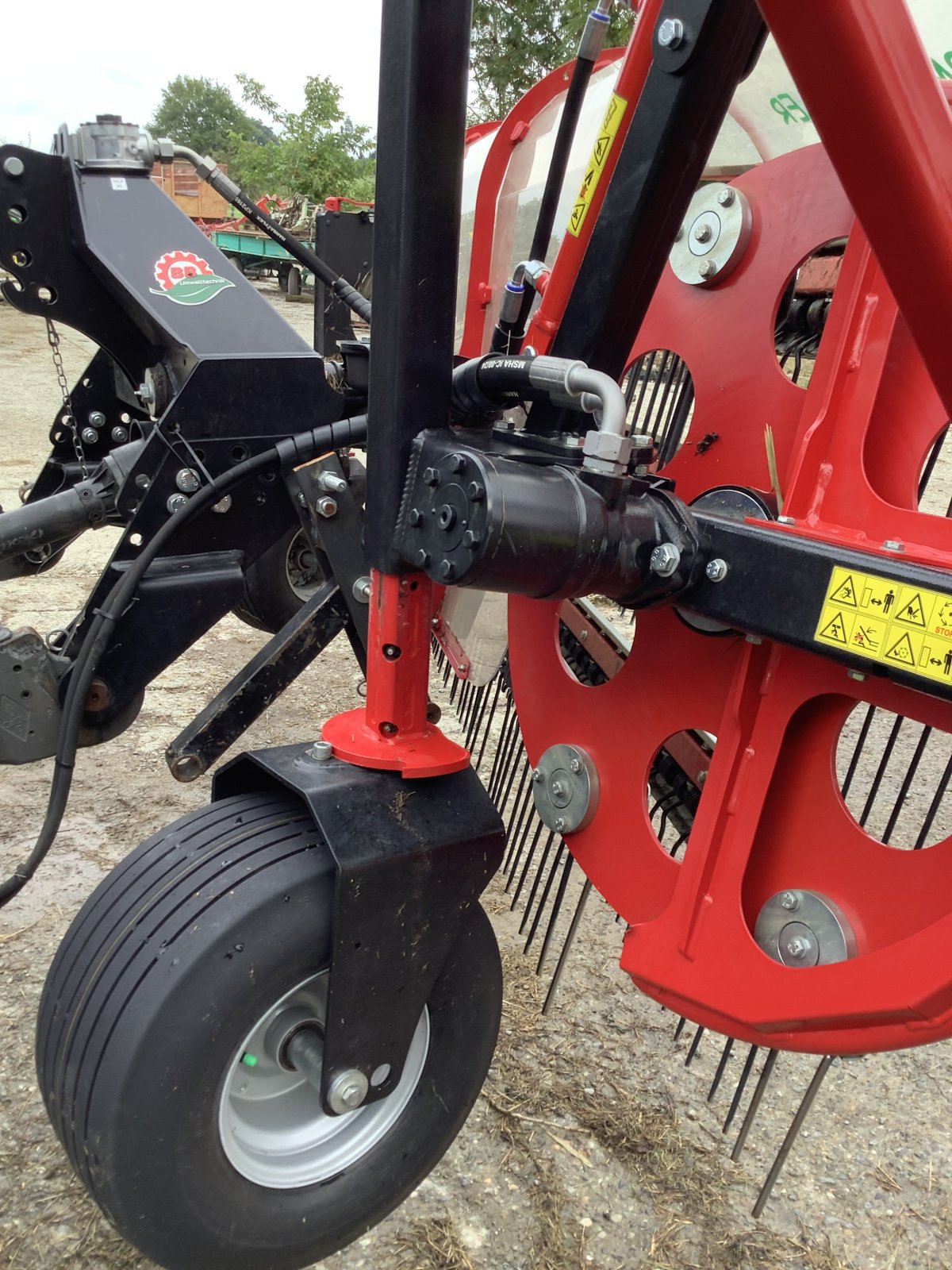 Schwader des Typs BB-Umwelttechnik Clementer 300 F Eco, Gebrauchtmaschine in Lindau (Bild 2)