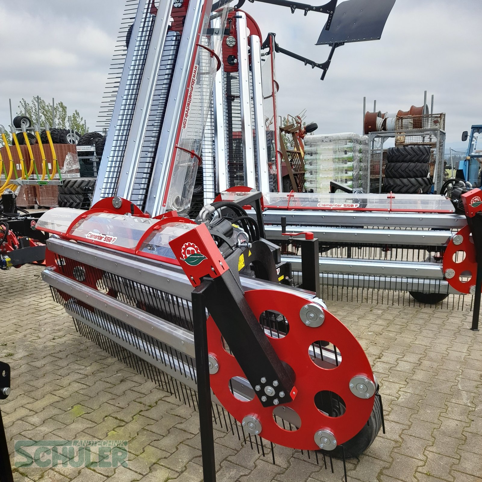 Schwader des Typs BB-Umwelttechnik Clementer 550 F, Neumaschine in St. Märgen (Bild 1)