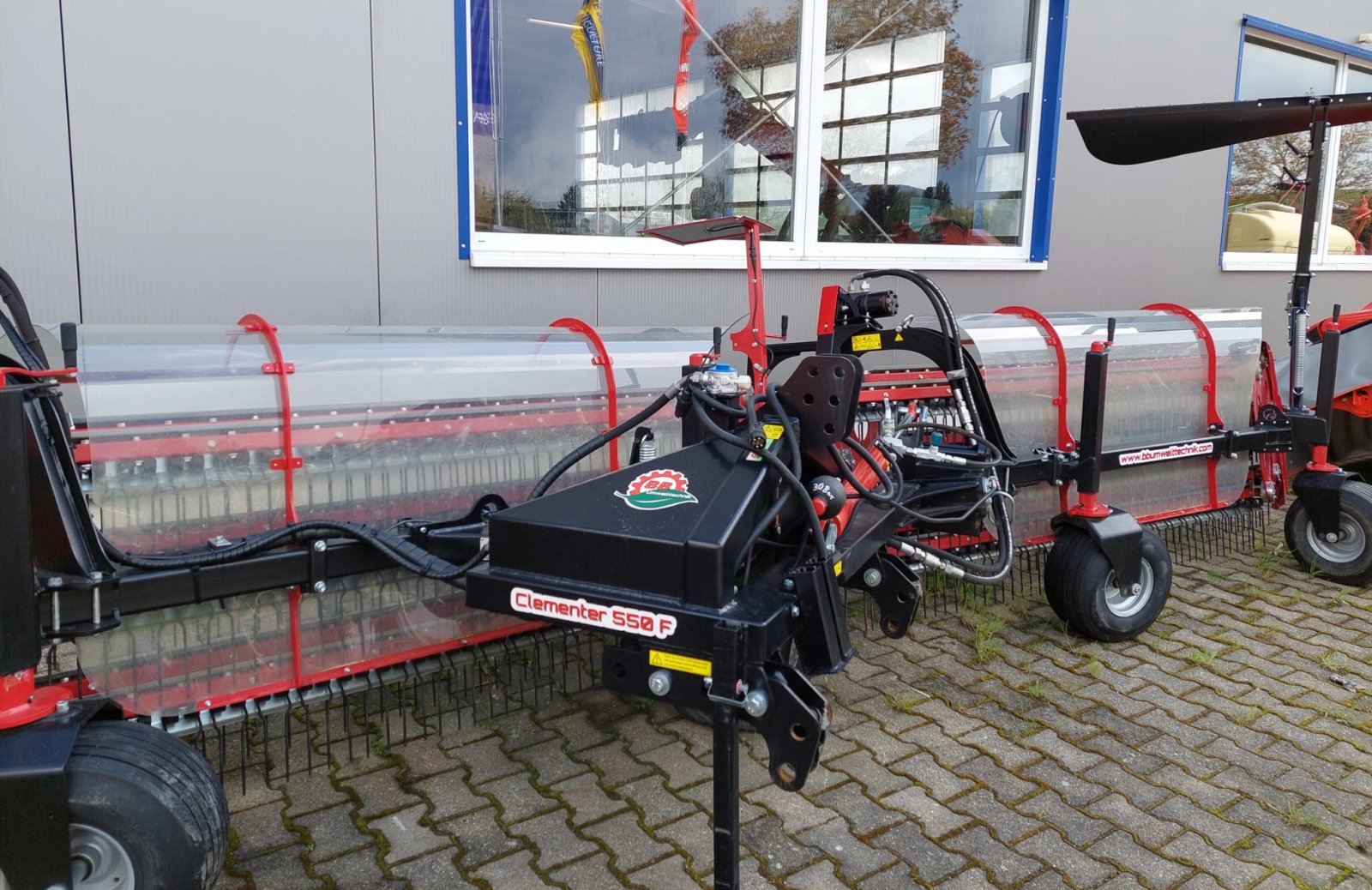 Schwader des Typs BB-Umwelttechnik Clementer 550 F, Neumaschine in Hohenfels (Bild 1)