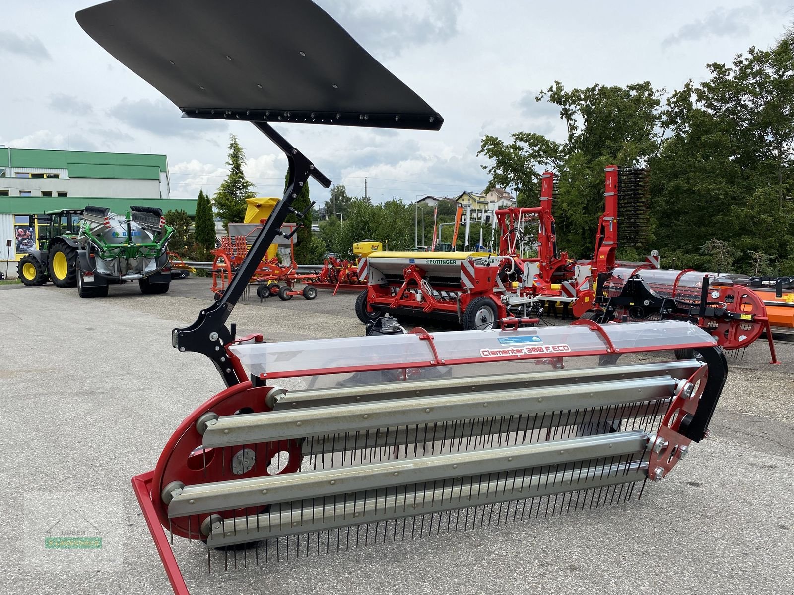 Schwader Türe ait BB-Umwelttechnik Kammschwader Clementer 300 F ECO Silage 6, Vorführmaschine içinde Wartberg (resim 1)