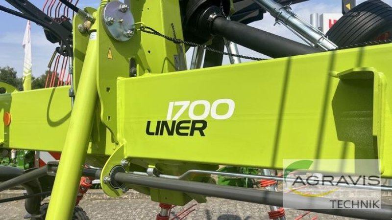 Schwader des Typs CLAAS LINER 1700, Neumaschine in Werl-Oberbergstraße (Bild 2)