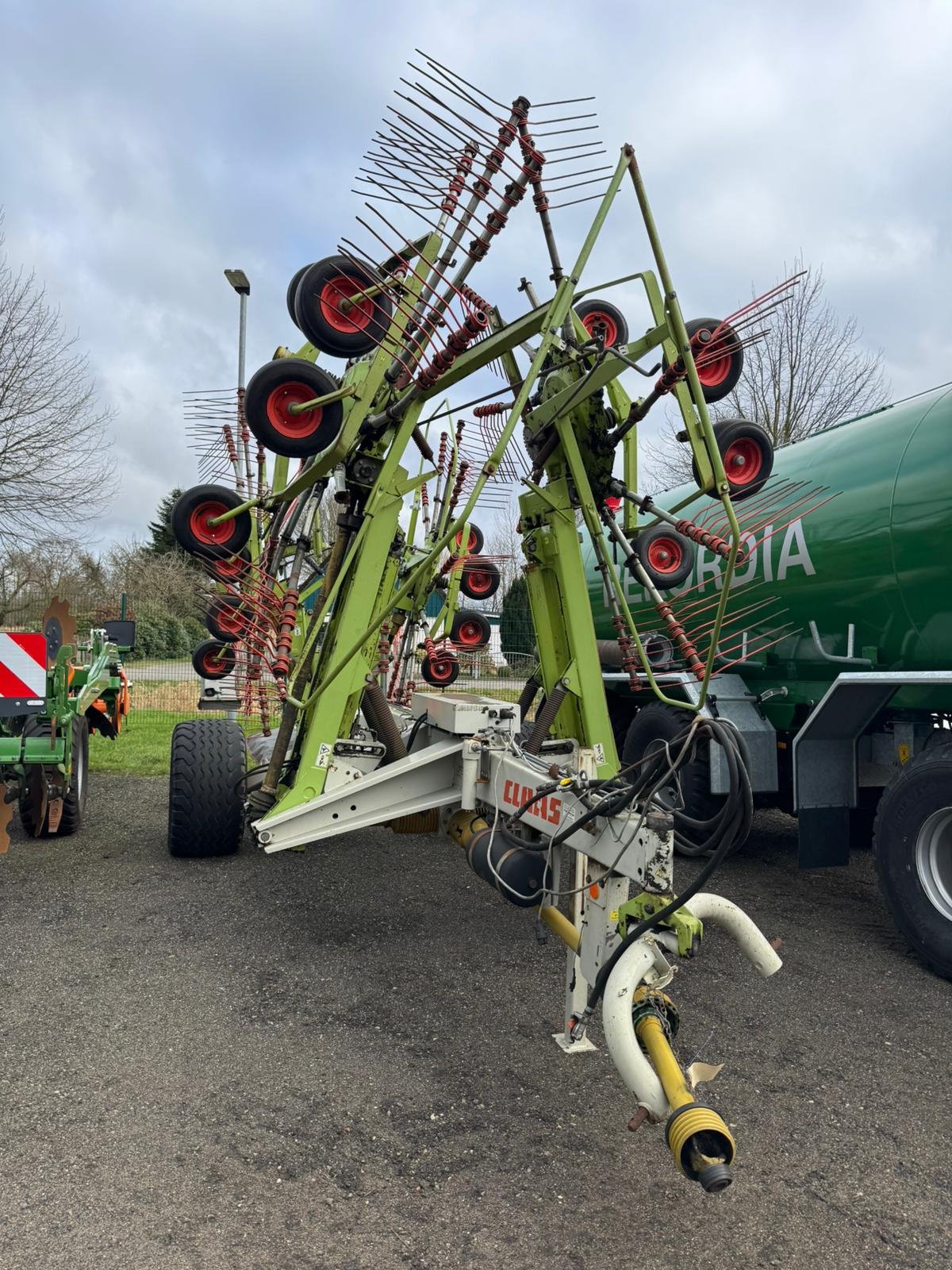 Schwader des Typs CLAAS Liner 3000, Gebrauchtmaschine in Bevern (Bild 1)