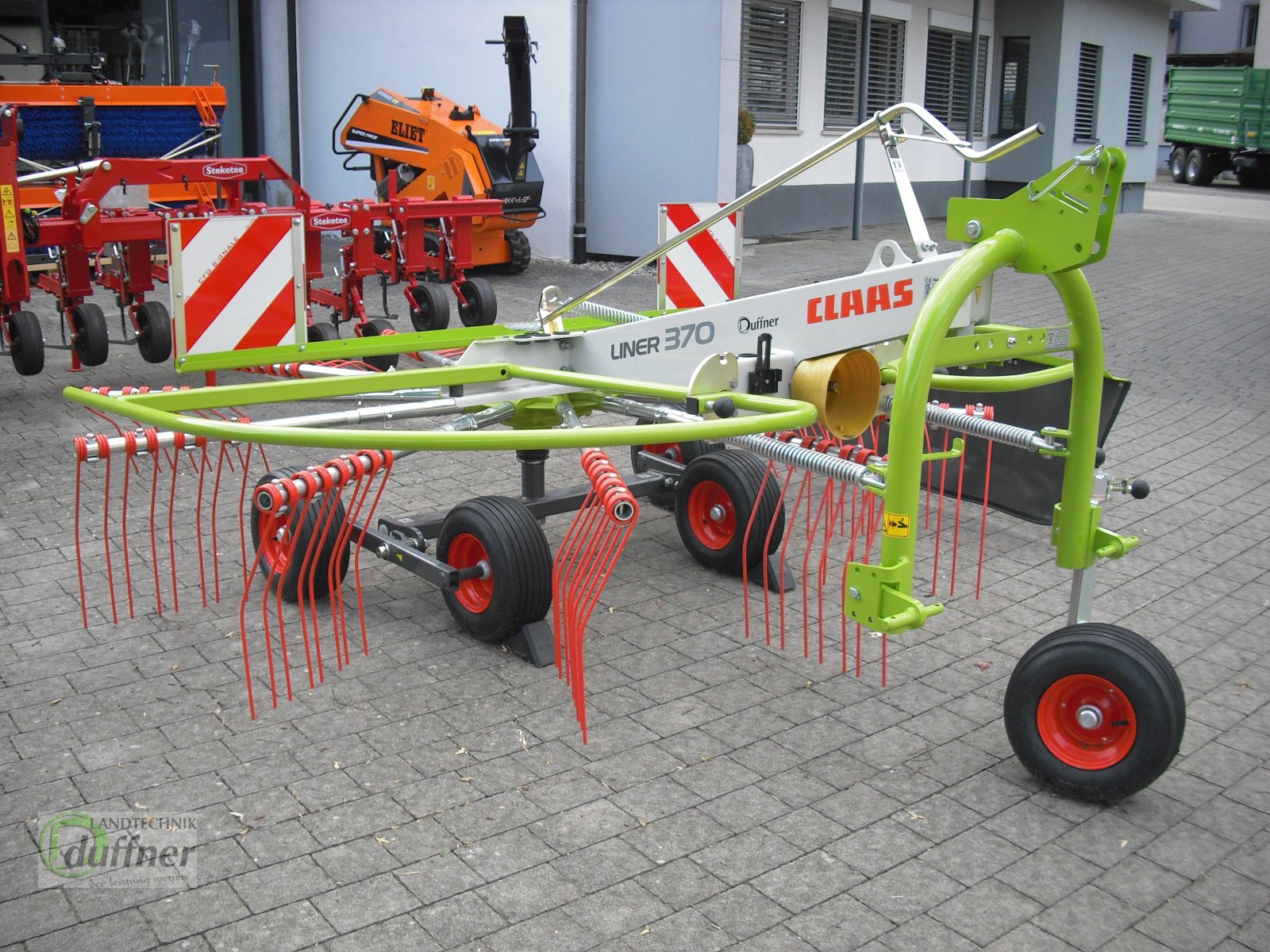Schwader des Typs CLAAS Liner 370, Neumaschine in Hohentengen (Bild 1)