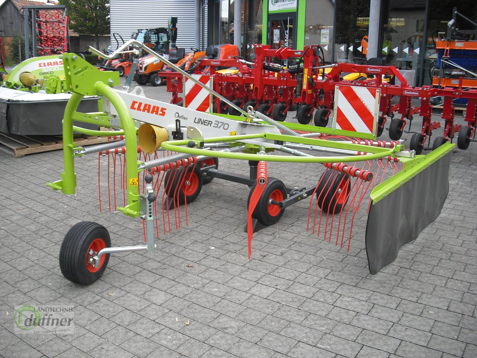 Schwader des Typs CLAAS Liner 370, Neumaschine in Hohentengen (Bild 2)