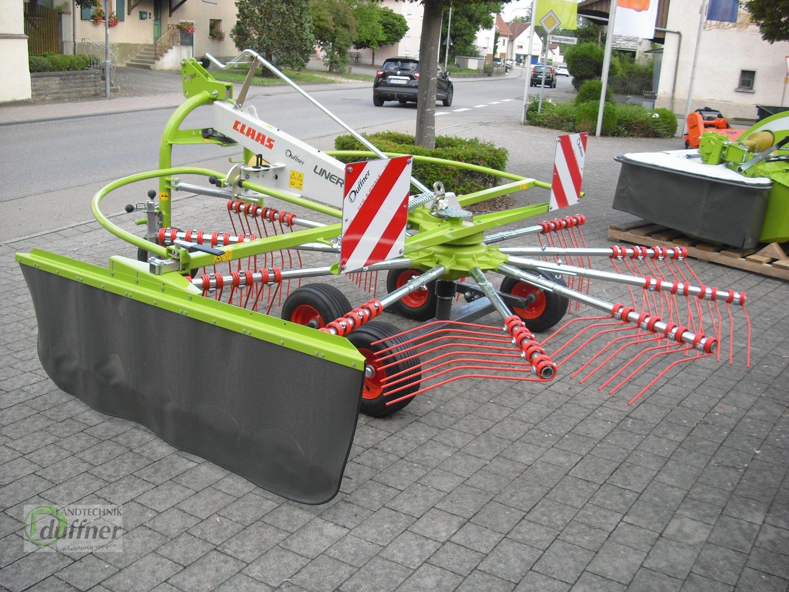 Schwader des Typs CLAAS Liner 370, Neumaschine in Hohentengen (Bild 4)