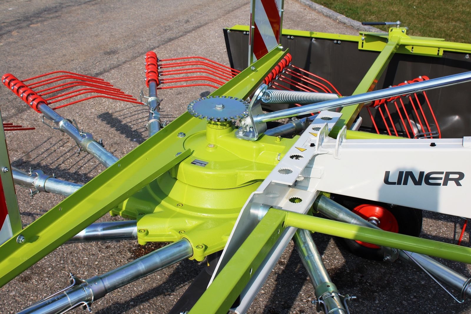 Schwader du type CLAAS Liner  420, Neumaschine en Neukirchen am Walde  (Photo 11)