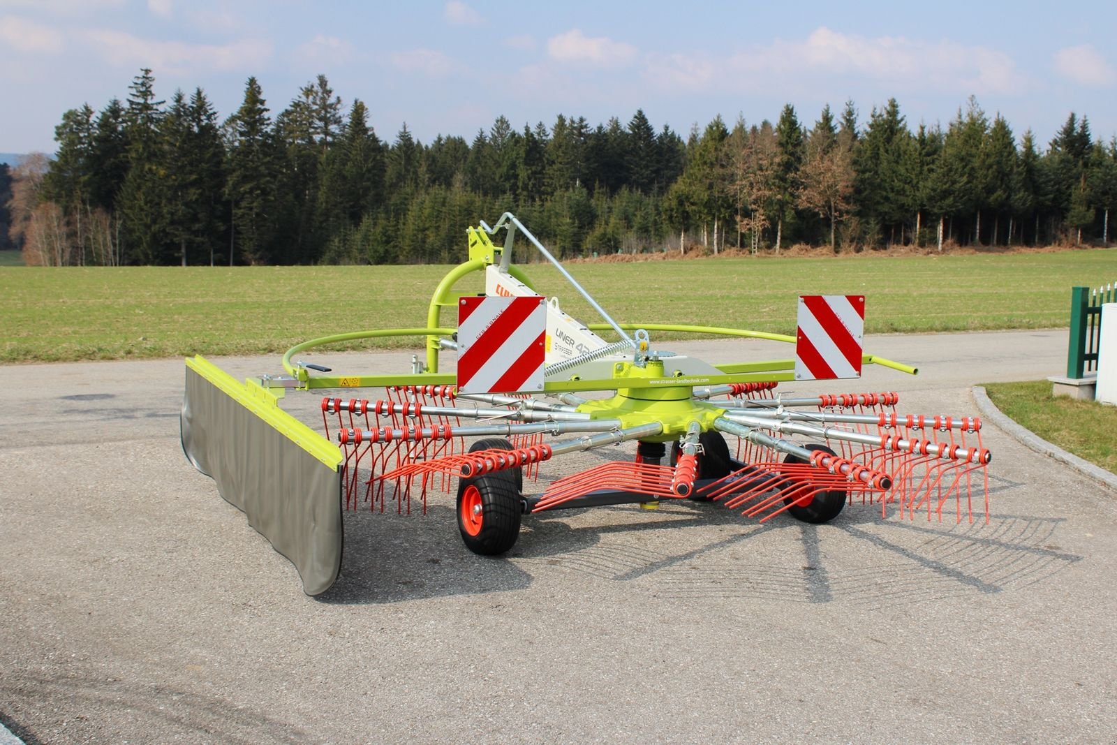 Schwader du type CLAAS Liner  420, Neumaschine en Neukirchen am Walde  (Photo 1)