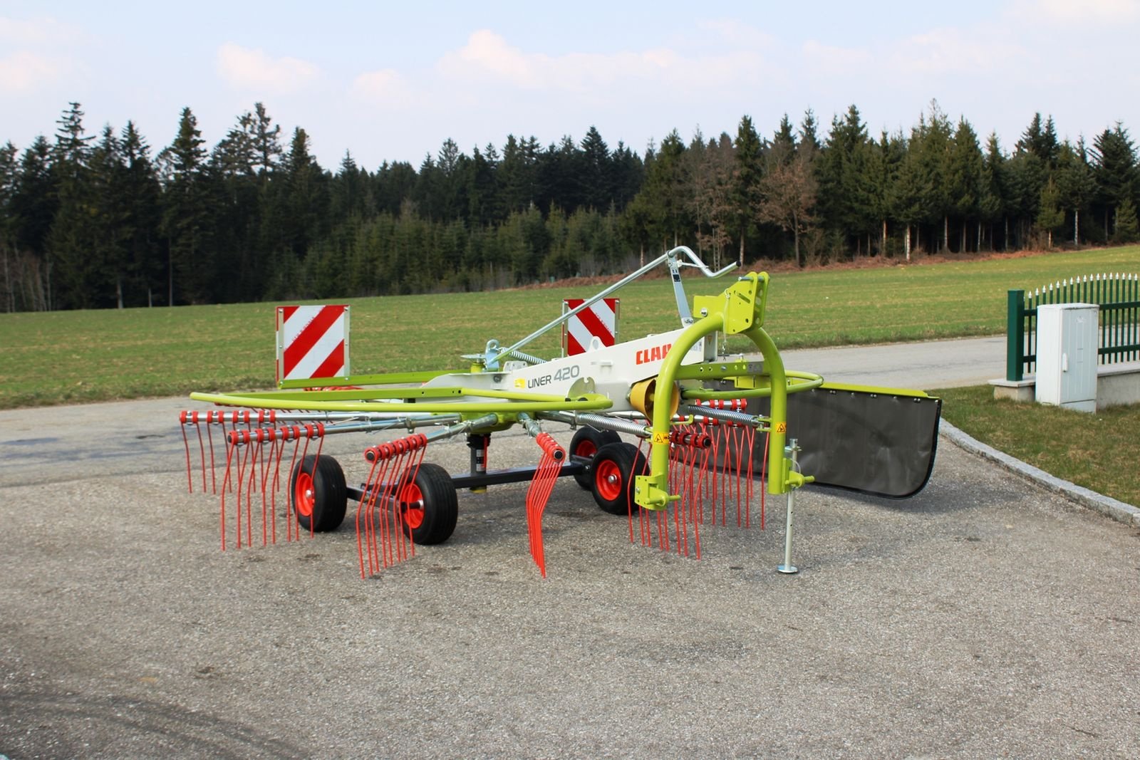 Schwader du type CLAAS Liner  420, Neumaschine en Neukirchen am Walde  (Photo 4)