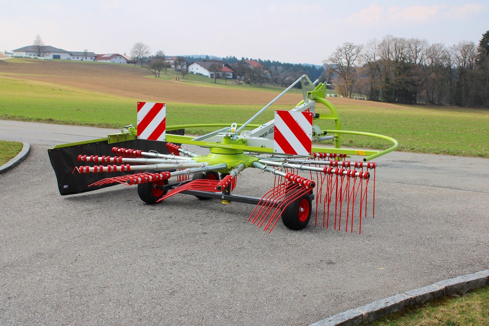 Schwader du type CLAAS Liner  420, Neumaschine en Neukirchen am Walde  (Photo 2)