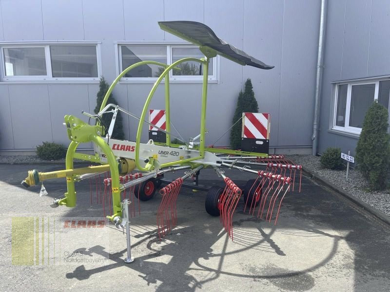Schwader des Typs CLAAS LINER 420, Neumaschine in Hof (Bild 2)
