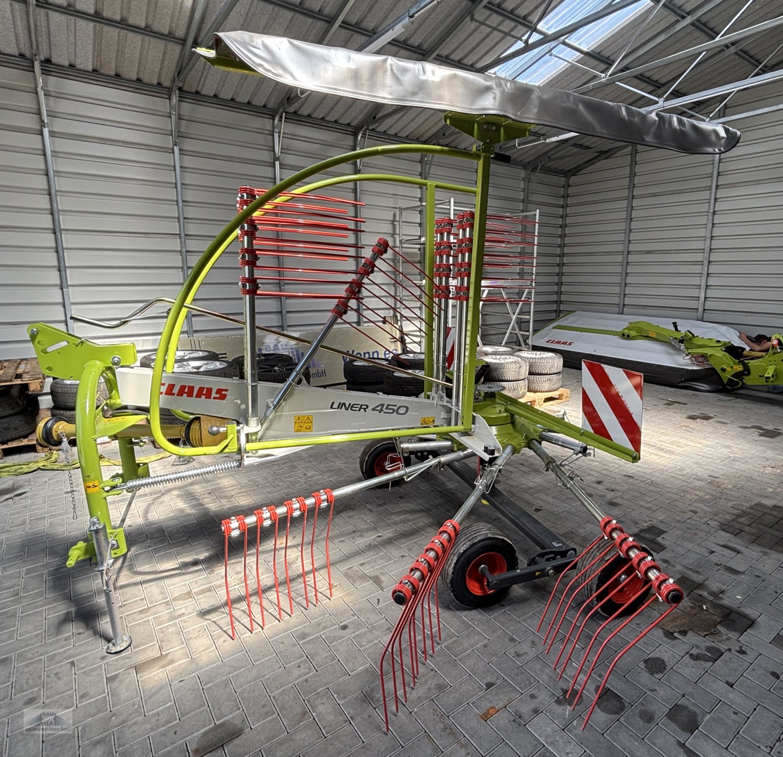 Schwader des Typs CLAAS Liner 450, Neumaschine in Stralendorf (Bild 2)