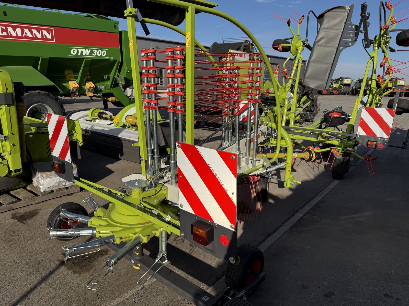 Schwader des Typs CLAAS Liner 450, Neumaschine in Grund (Bild 5)