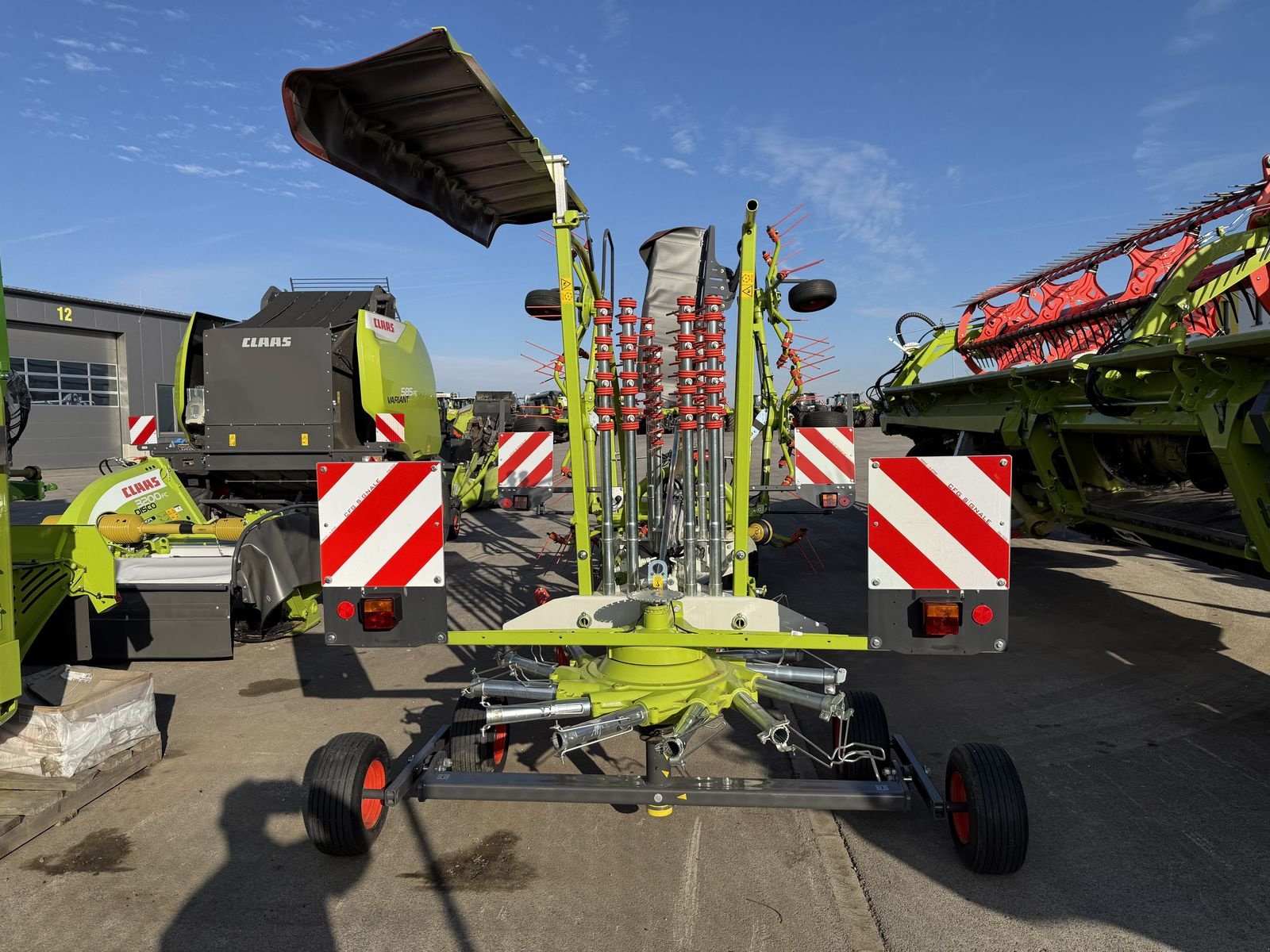 Schwader des Typs CLAAS Liner 450, Neumaschine in Grund (Bild 1)
