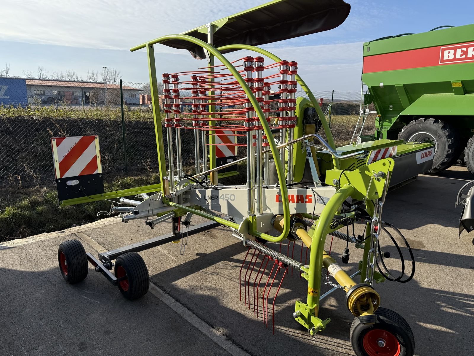 Schwader des Typs CLAAS Liner 450, Neumaschine in Grund (Bild 2)