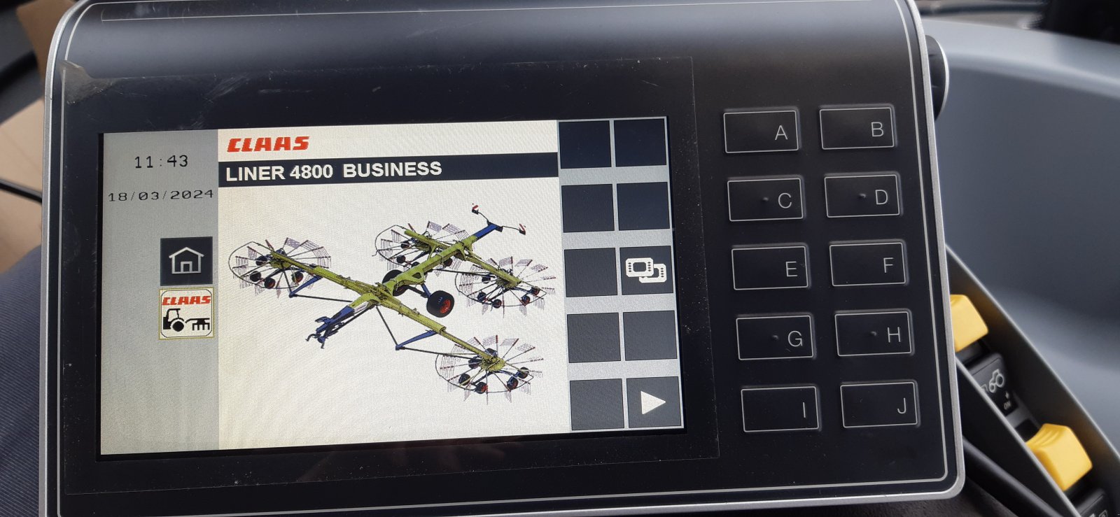 Schwader des Typs CLAAS liner 4800 Business, Neumaschine in Höslwang (Bild 4)