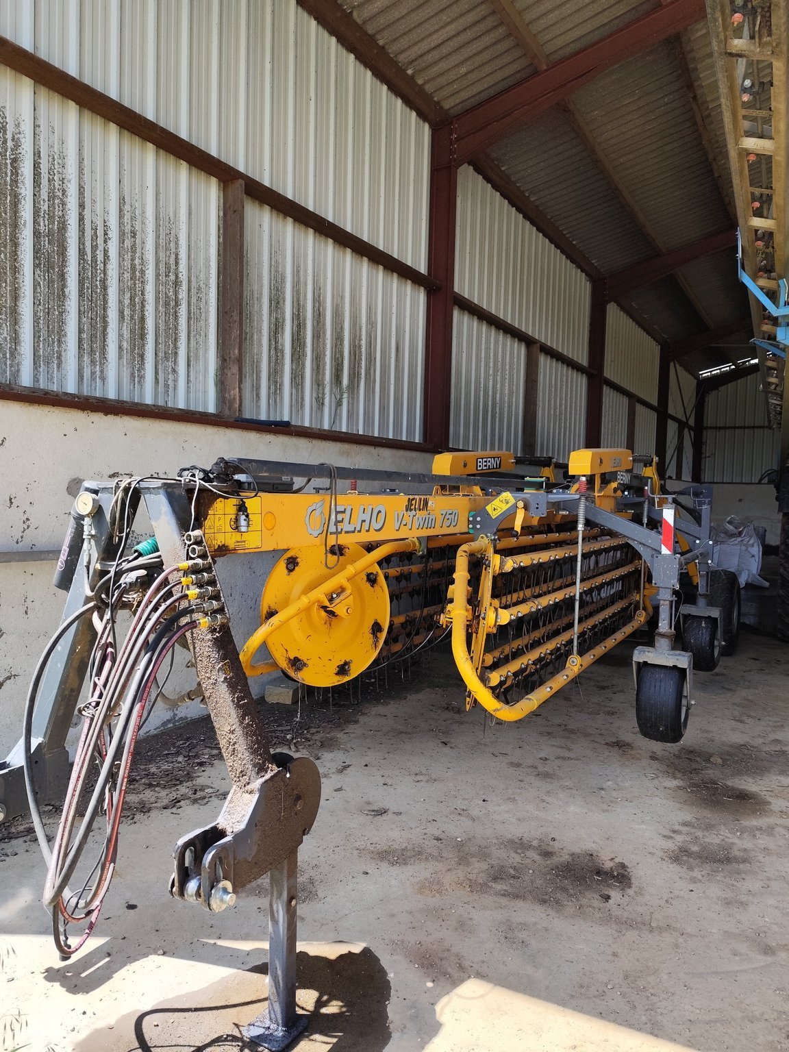 Schwader des Typs Elho V-TWIN 750, Gebrauchtmaschine in Aron (Bild 3)