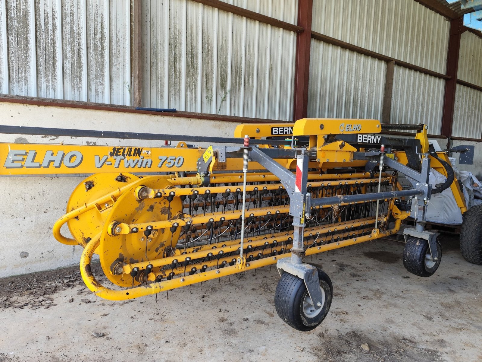 Schwader des Typs Elho V-TWIN 750, Gebrauchtmaschine in Aron (Bild 1)