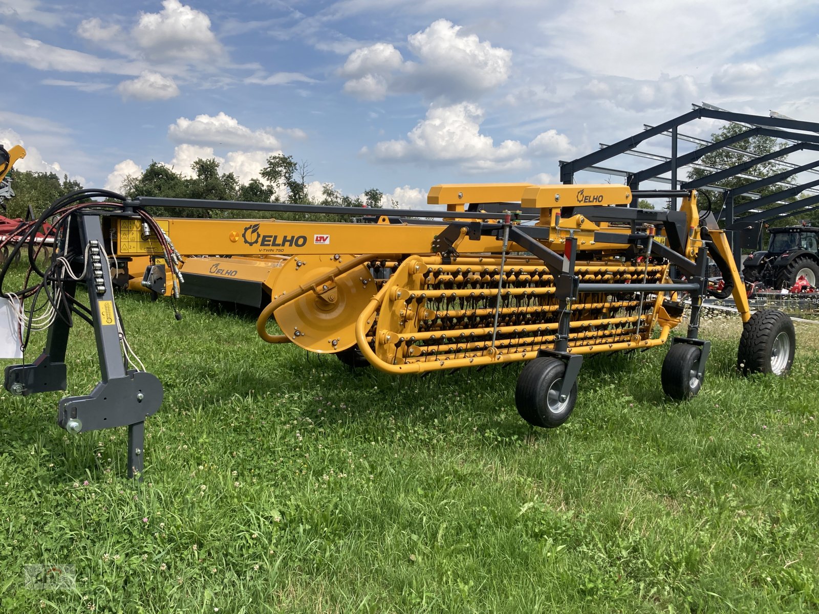 Schwader des Typs Elho V-Twin 750, Neumaschine in Bodenwöhr/ Taxöldern (Bild 2)