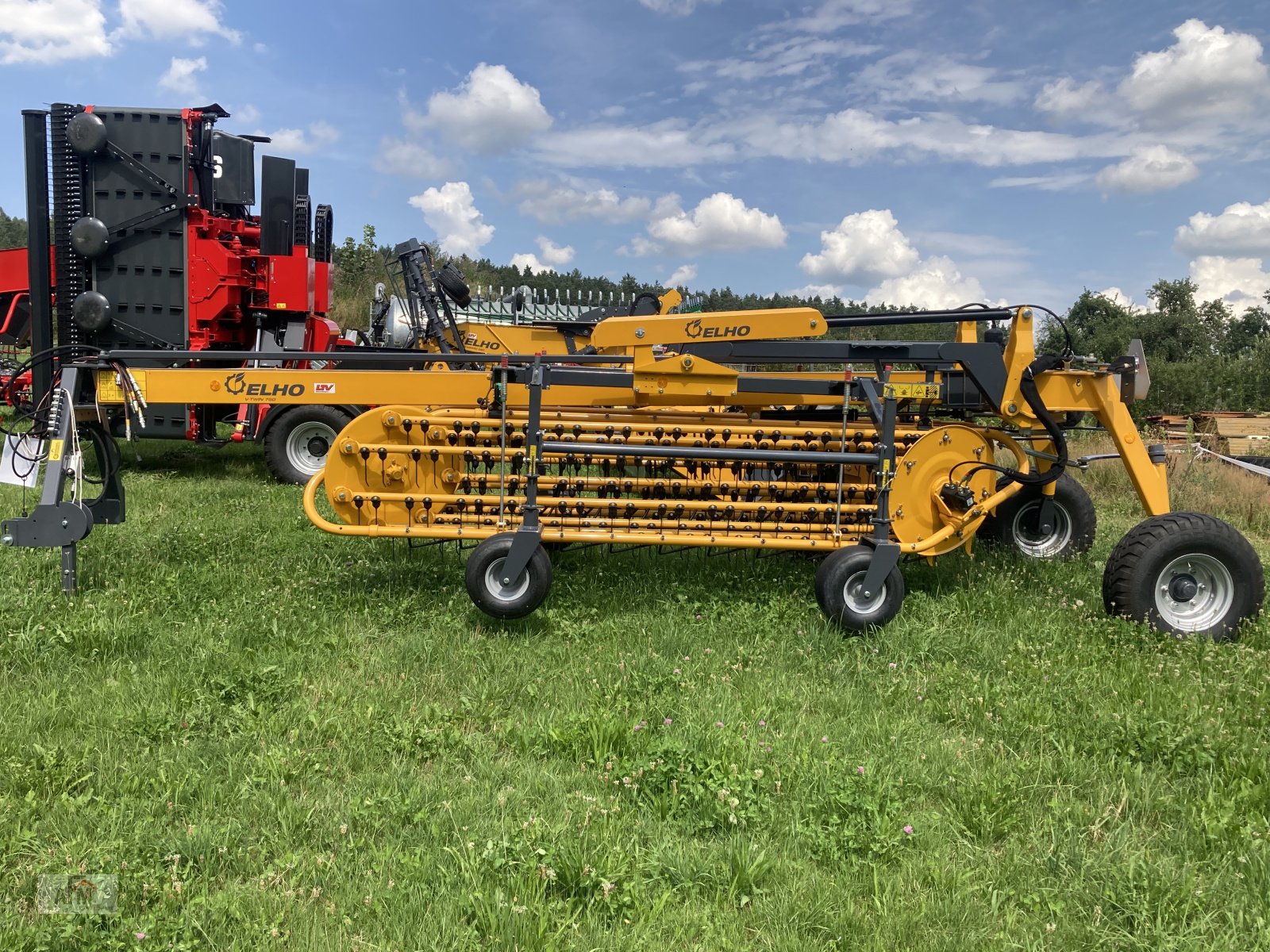 Schwader des Typs Elho V-Twin 750, Neumaschine in Bodenwöhr/ Taxöldern (Bild 3)