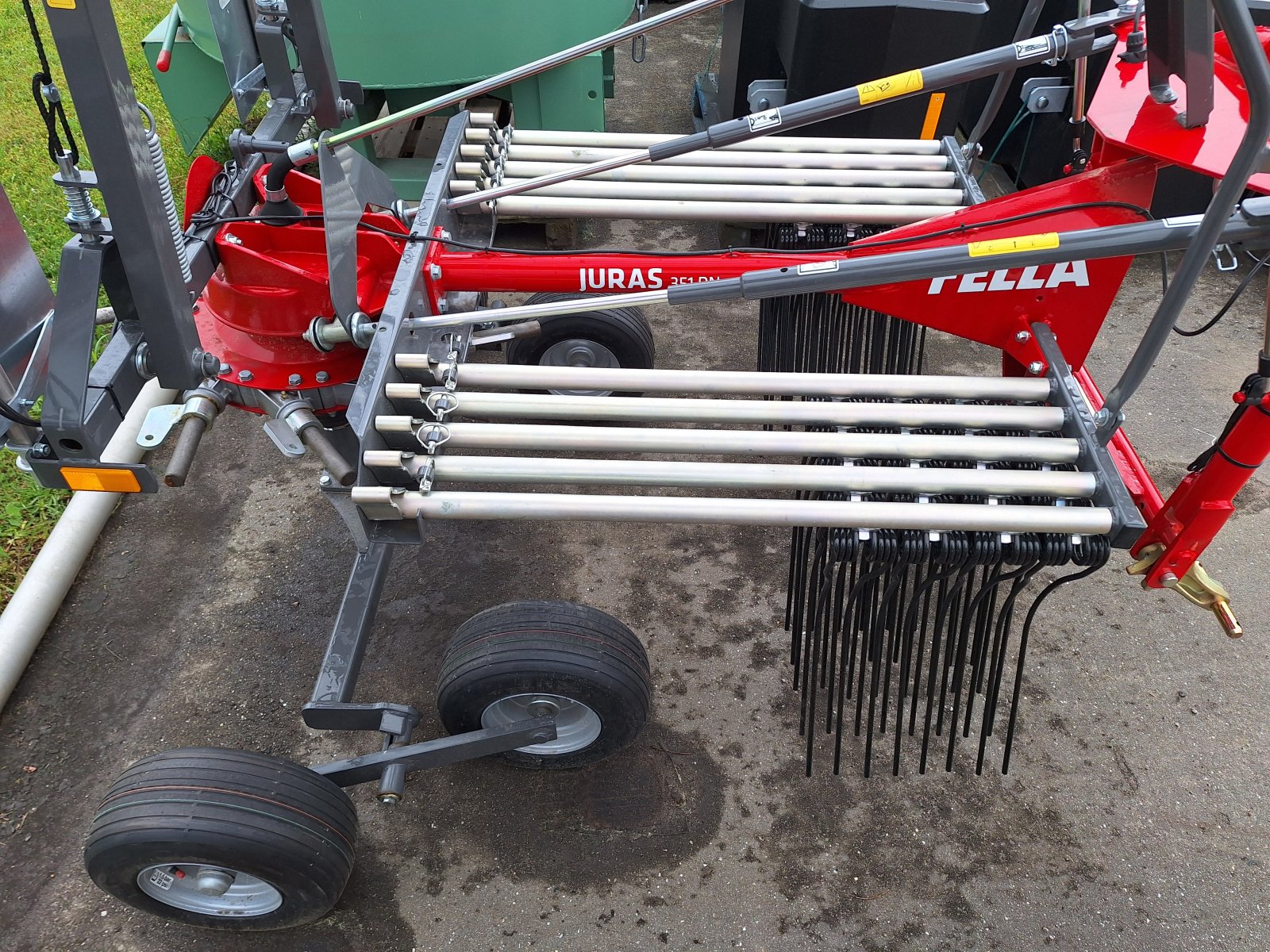 Schwader des Typs Fella TS 351 DN, Neumaschine in Nittenau (Bild 1)