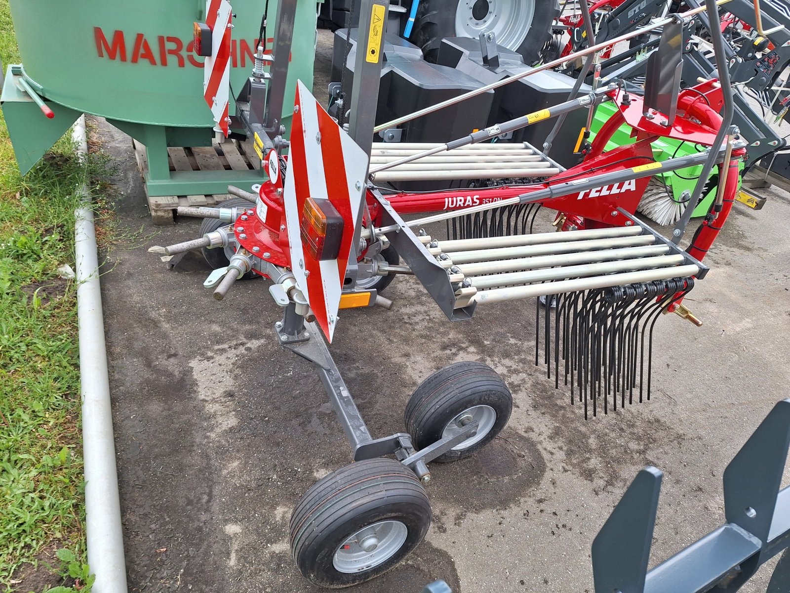 Schwader des Typs Fella TS 351 DN, Neumaschine in Nittenau (Bild 2)