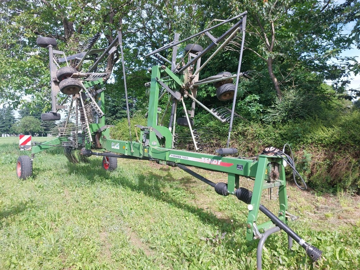 Schwader des Typs Fendt Former 1603, Gebrauchtmaschine in LACAPELLE-MARIVAL (Bild 1)