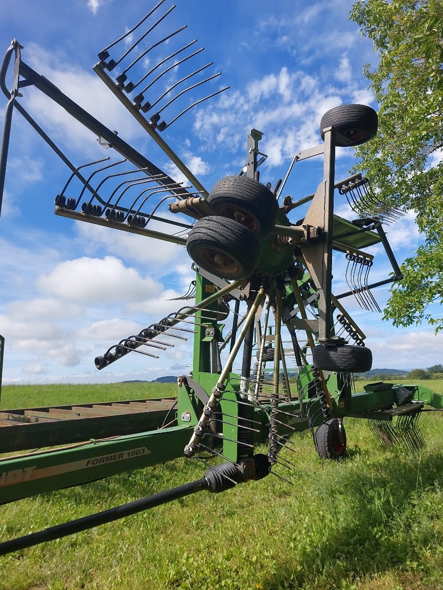 Schwader des Typs Fendt Former 1603, Gebrauchtmaschine in LACAPELLE-MARIVAL (Bild 4)
