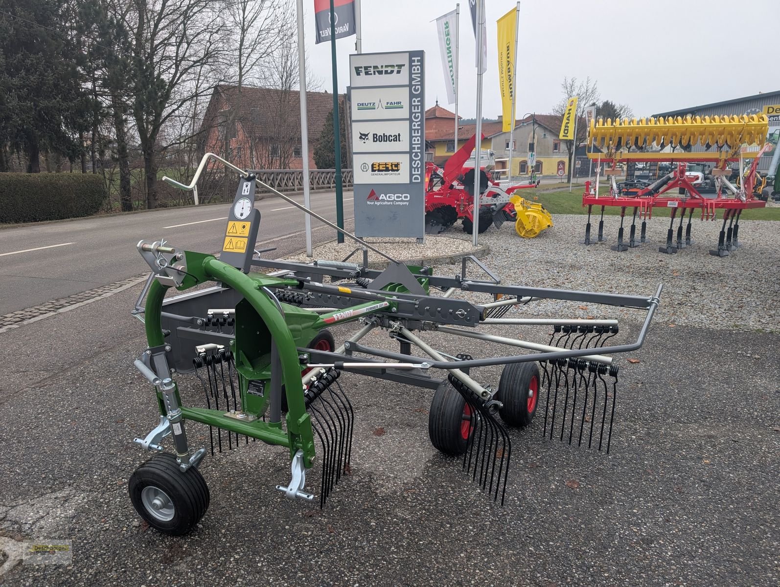 Schwader of the type Fendt Former 351 DN, Neumaschine in Senftenbach (Picture 1)
