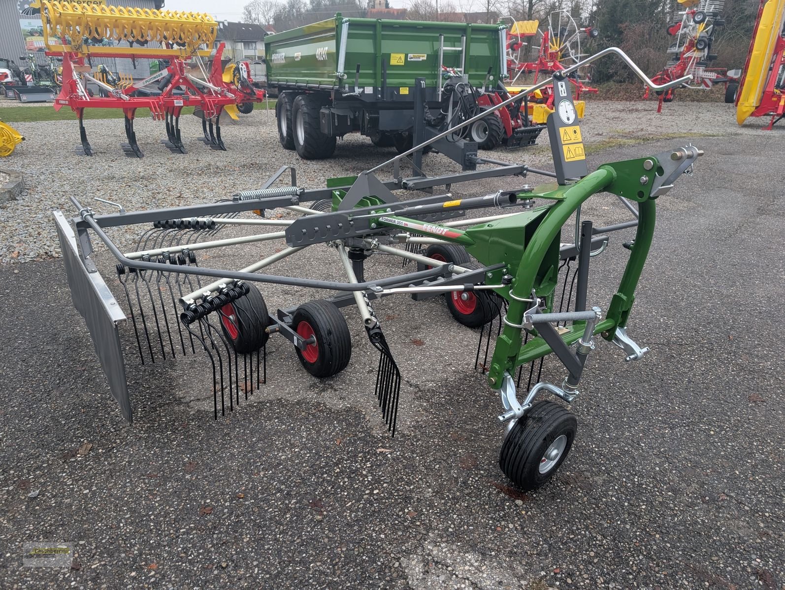 Schwader of the type Fendt Former 351 DN, Neumaschine in Senftenbach (Picture 2)