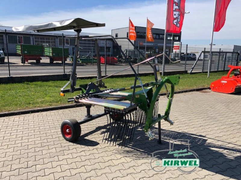 Schwader of the type Fendt Former 351, Neumaschine in Blankenheim (Picture 1)
