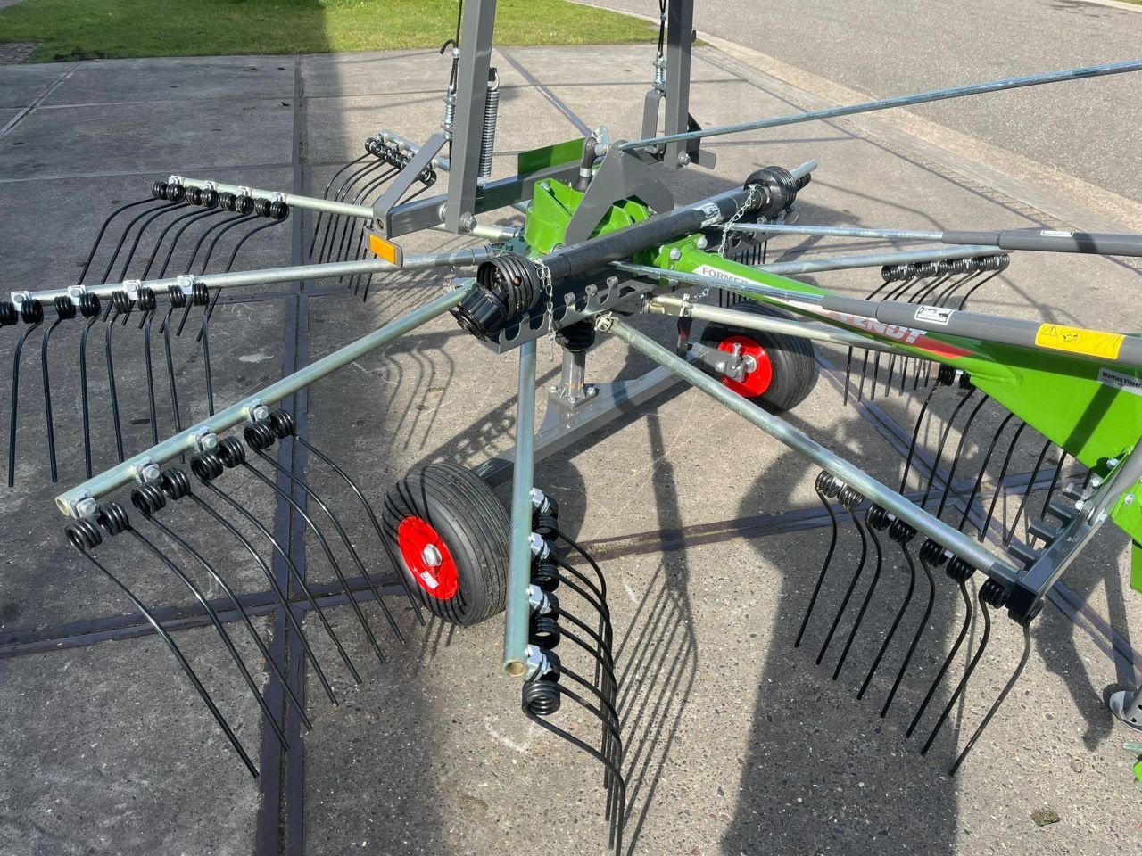 Schwader des Typs Fendt Former 391 DN, Neumaschine in Joure (Bild 3)