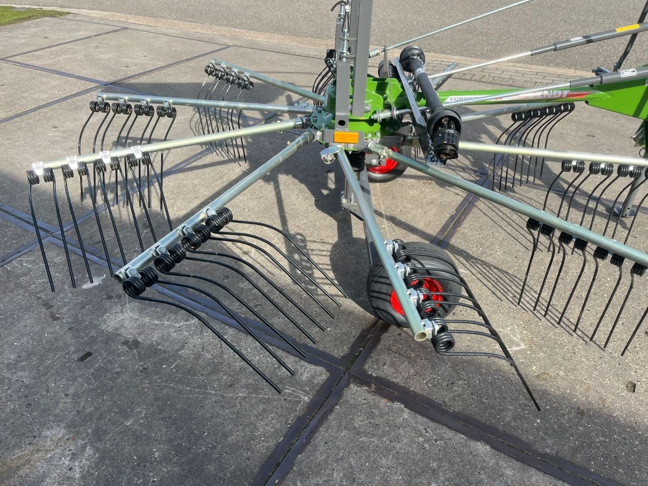 Schwader des Typs Fendt Former 391 DN, Neumaschine in Joure (Bild 11)