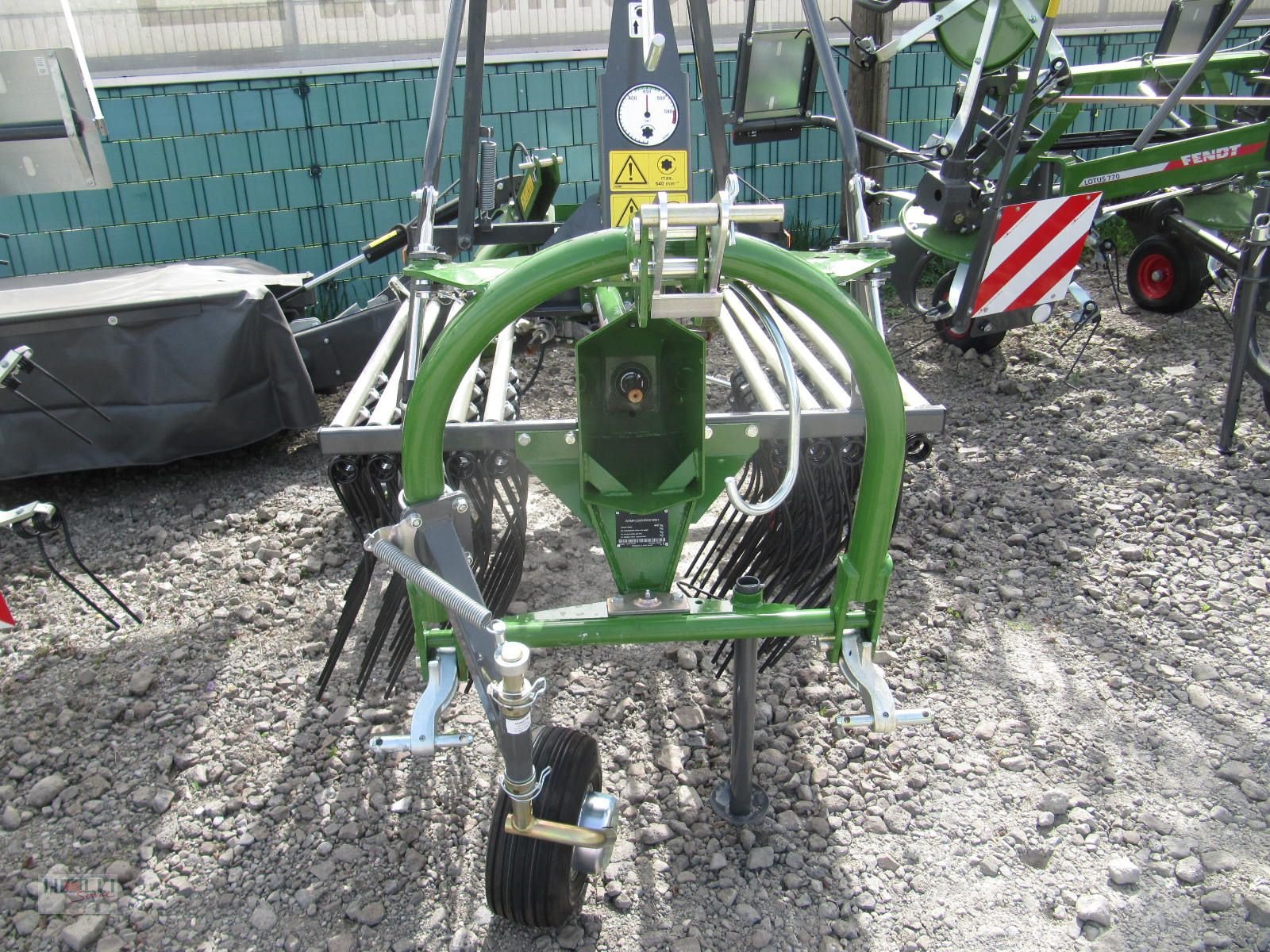 Schwader des Typs Fendt Former 391 DN, Neumaschine in Niederneukirchen (Bild 2)