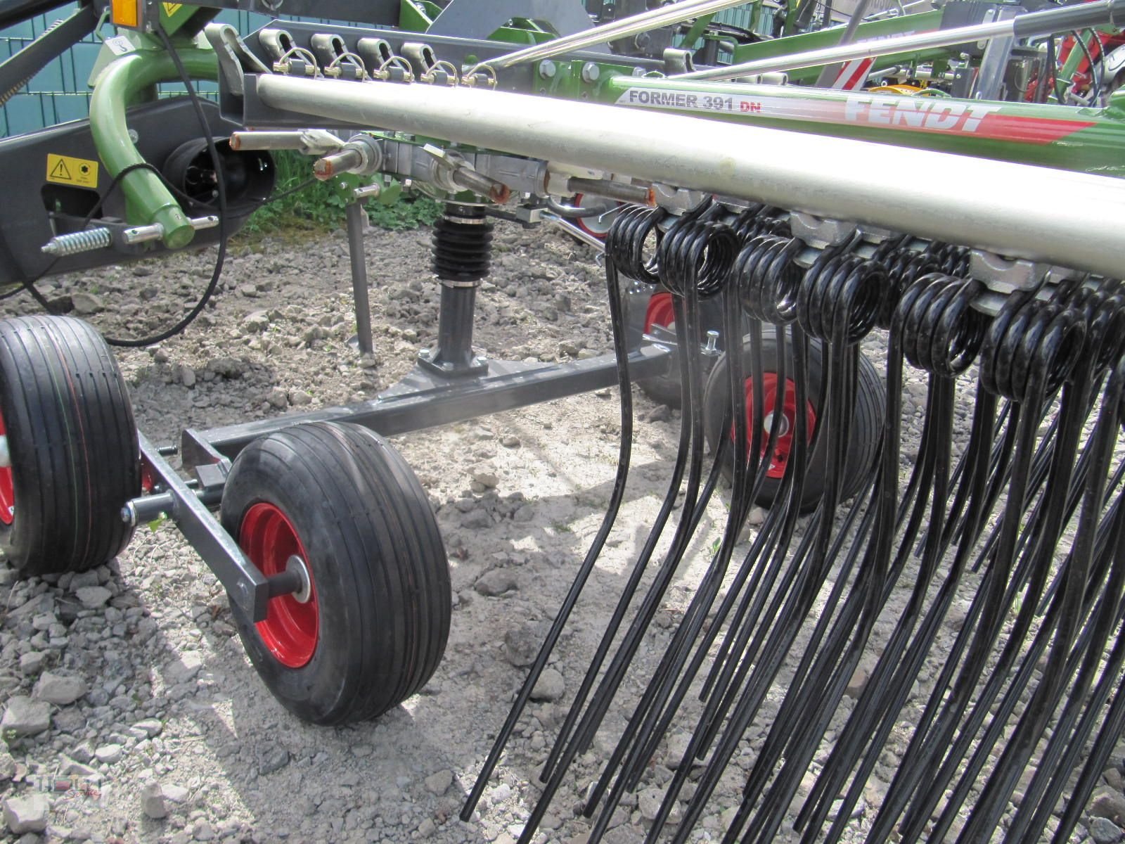 Schwader des Typs Fendt Former 391 DN, Neumaschine in Niederneukirchen (Bild 3)