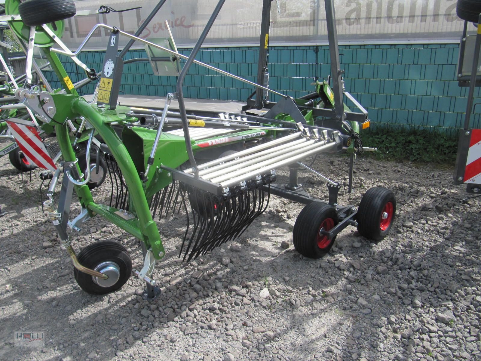 Schwader des Typs Fendt Former 391 DN, Neumaschine in Niederneukirchen (Bild 1)