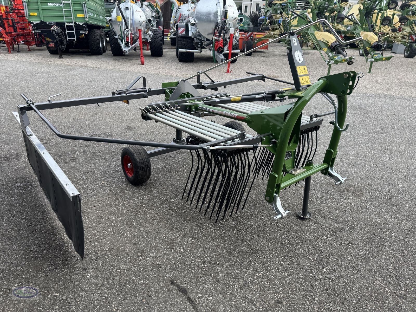 Schwader des Typs Fendt Former 391 DN, Neumaschine in Münzkirchen (Bild 12)