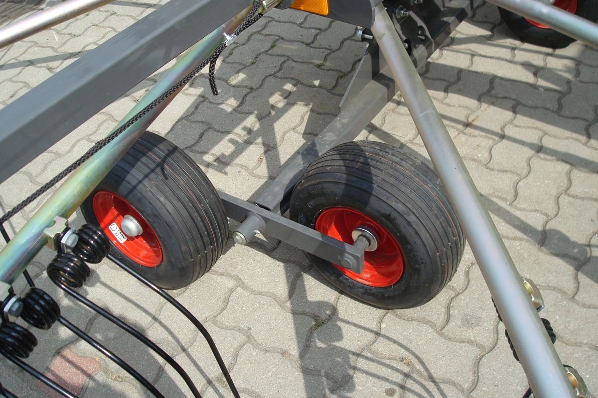 Schwader des Typs Fendt Former 426 DN, Neumaschine in Judenburg (Bild 3)