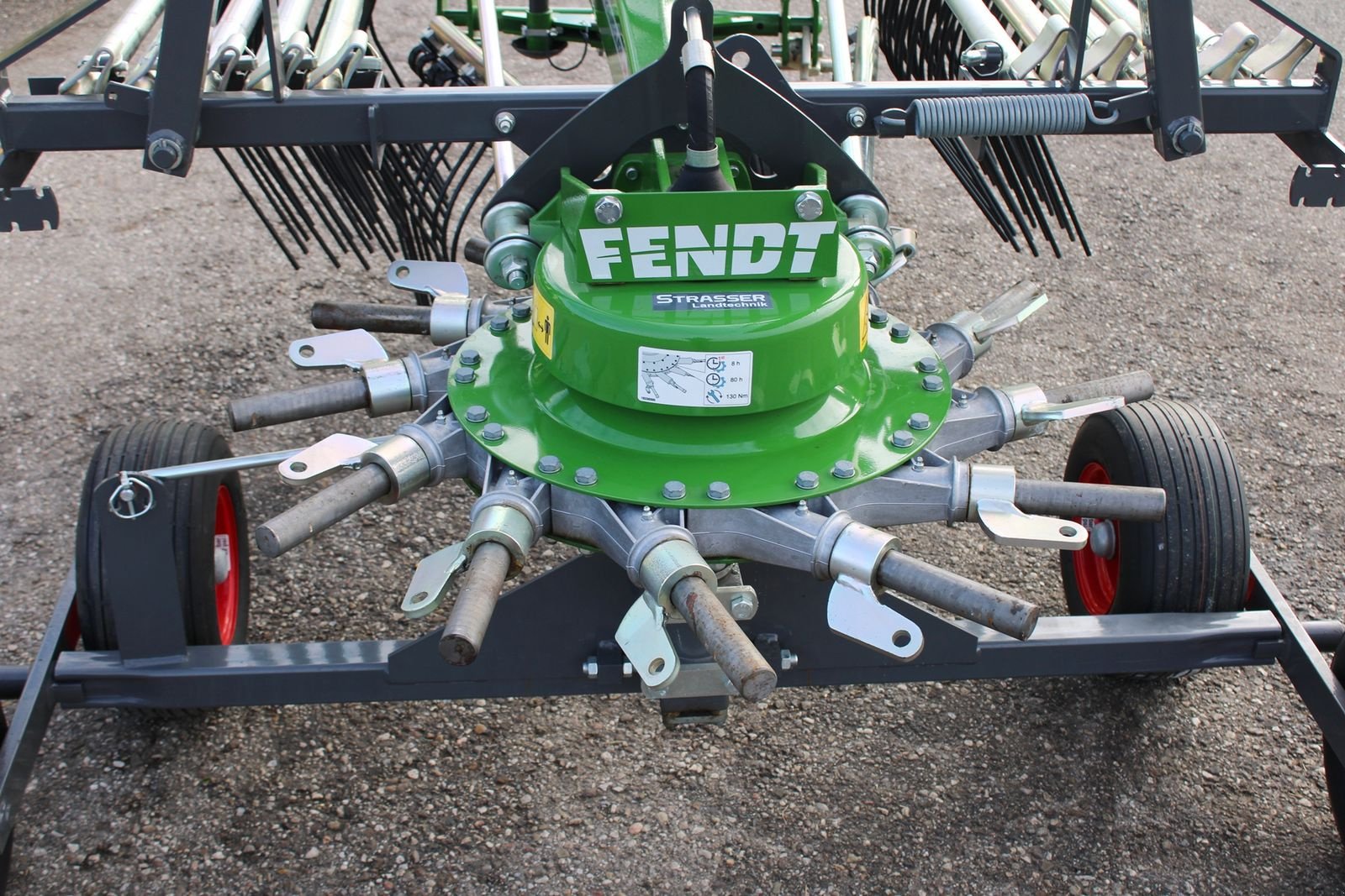 Schwader des Typs Fendt Former 426 DN, Neumaschine in Neukirchen am Walde  (Bild 7)