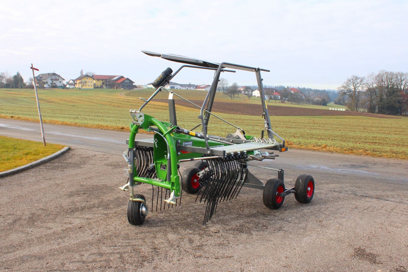 Schwader des Typs Fendt Former 426 DN, Neumaschine in Neukirchen am Walde  (Bild 2)