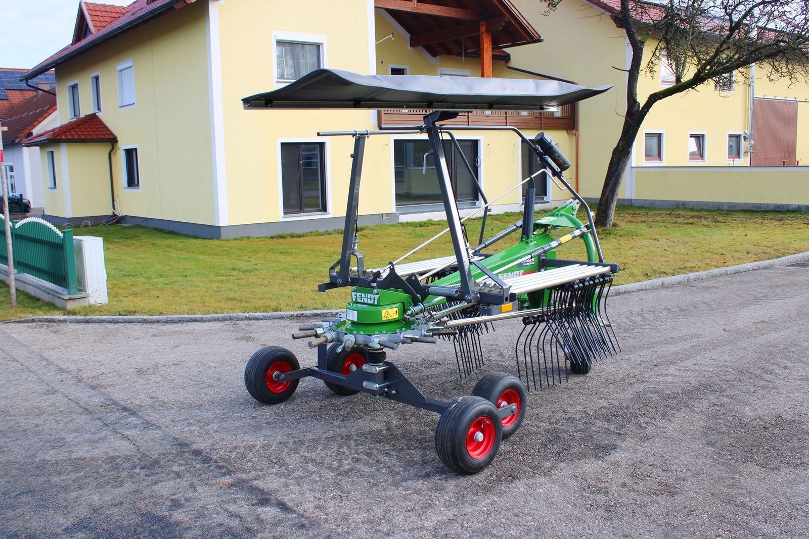 Schwader des Typs Fendt Former 426 DN, Neumaschine in Neukirchen am Walde  (Bild 4)