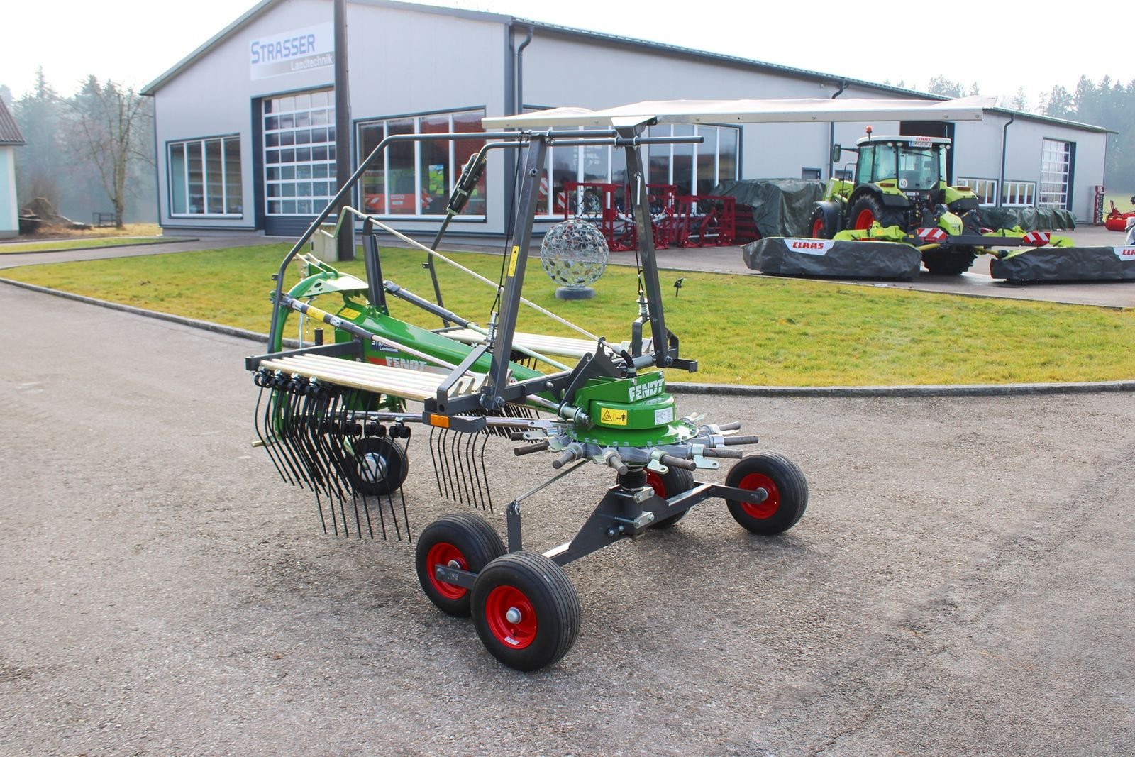 Schwader des Typs Fendt Former 426 DN, Neumaschine in Neukirchen am Walde  (Bild 5)