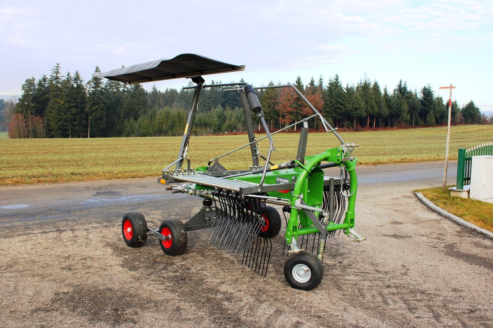 Schwader des Typs Fendt Former 426 DN, Neumaschine in Neukirchen am Walde  (Bild 1)