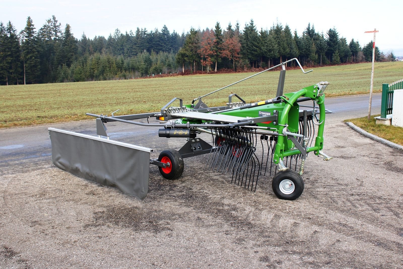 Schwader des Typs Fendt Former 426 DN, Neumaschine in Neukirchen am Walde  (Bild 10)