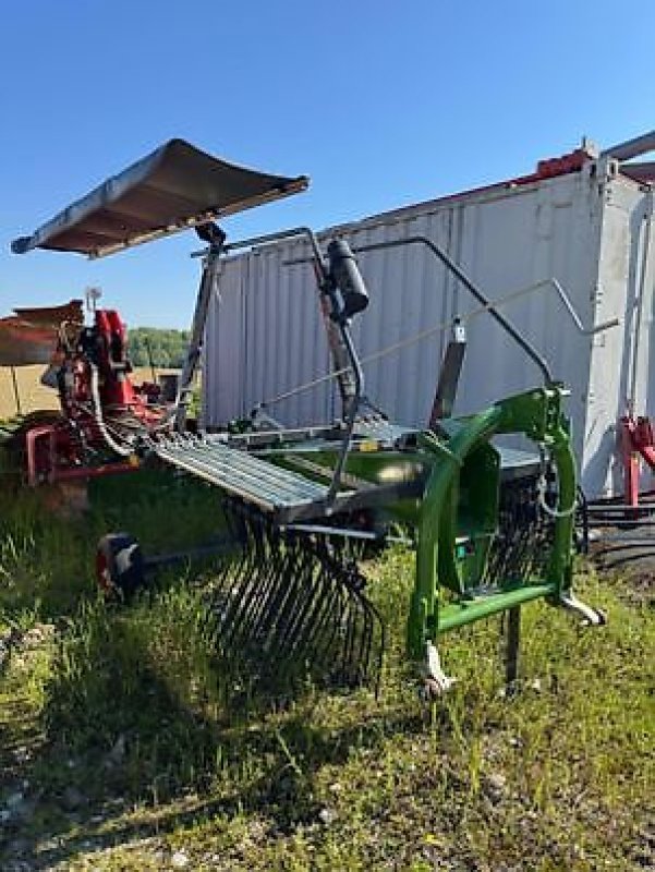 Schwader des Typs Fendt FORMER 426 DN, Neumaschine in Muespach (Bild 2)