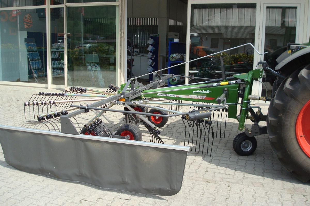 Schwader des Typs Fendt Former 456 DN, Neumaschine in Judenburg (Bild 1)