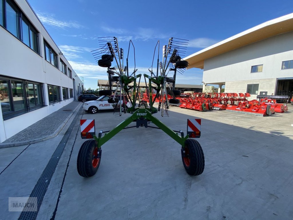 Schwader des Typs Fendt Former 671, Neumaschine in Burgkirchen (Bild 2)