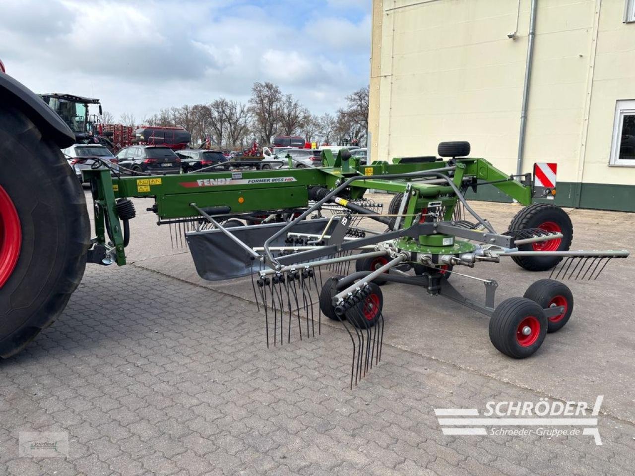 Schwader van het type Fendt FORMER 8055 PRO, Neumaschine in Langenweddingen (Foto 1)