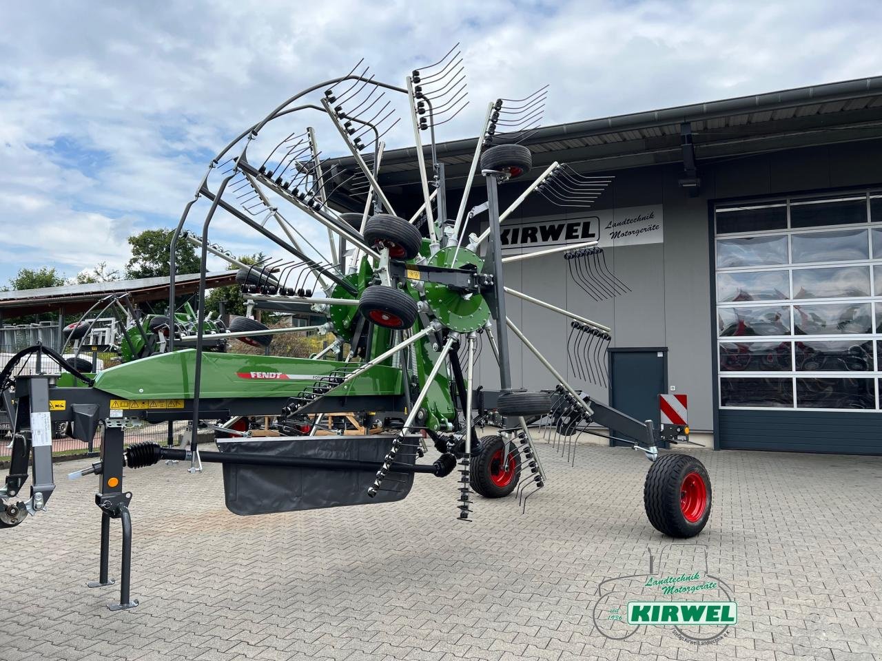 Schwader of the type Fendt Former 860 C, Neumaschine in Blankenheim (Picture 1)